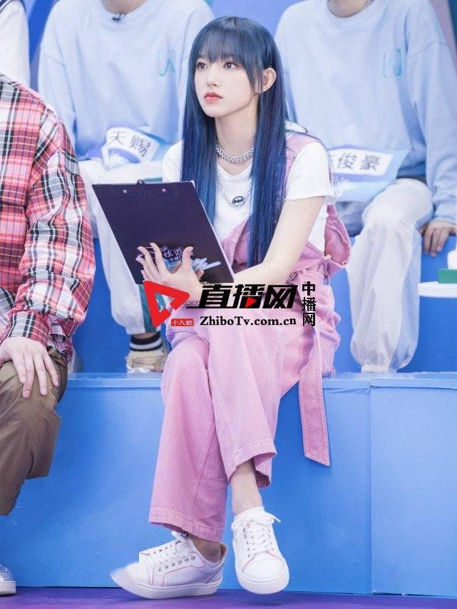 
程潇再任舞蹈导师亮相《少年之名》成团夜仙美感人【kaiyun开云网页版】(图1)